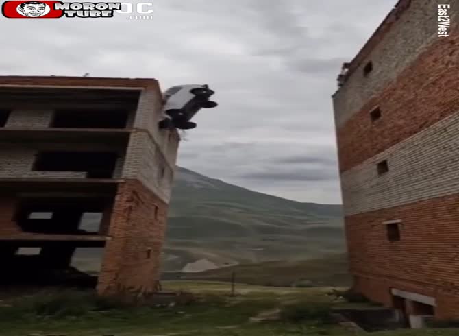 Video :He falls fifteen meters after attempting to jump from the top of a skyscraper
